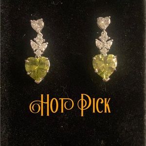 🍄2/$25.00🍄 ꧁𝙃𝙊𝙏 𝙋𝙄𝘾𝙆꧂ Dangling Heart Earrings